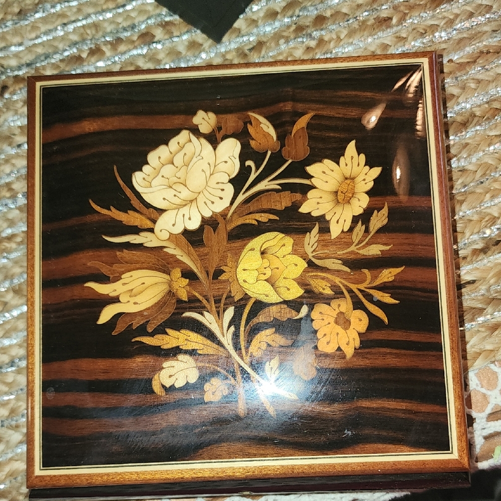 Sorrento Intardio  Floral Hand Inlay Music Box 7.5x7.5 2 3/4 Deep Perfect Shape